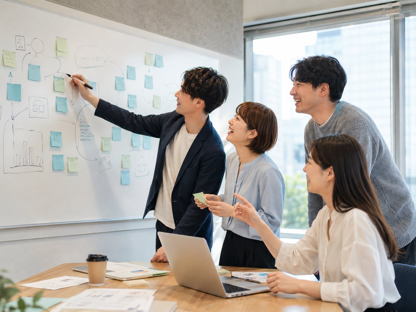 BCP(事業継続計画)策定のワークショップでホワイトボードに付箋を貼るチーム