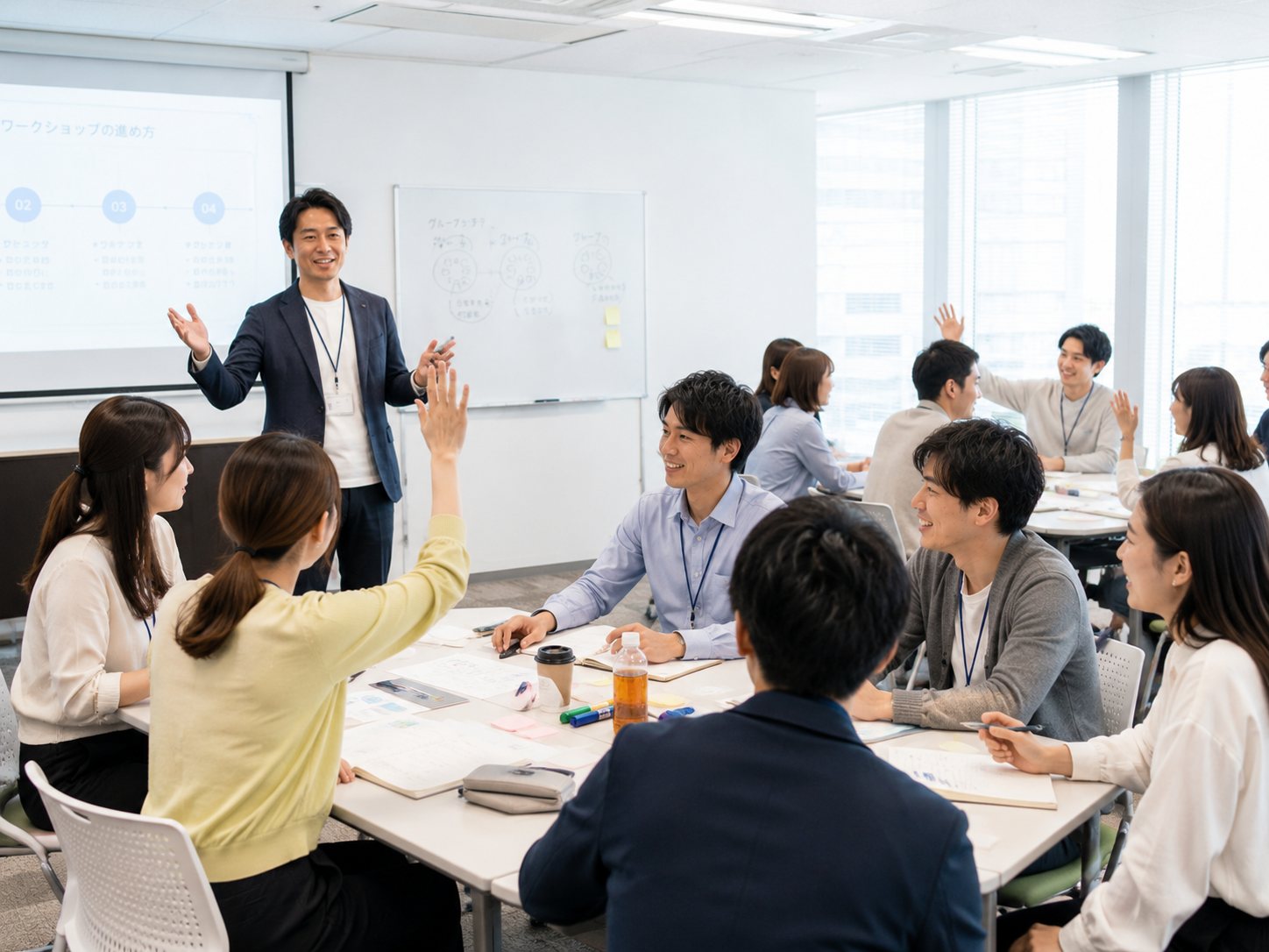 危機管理研修でグループワークをする受講者と講師